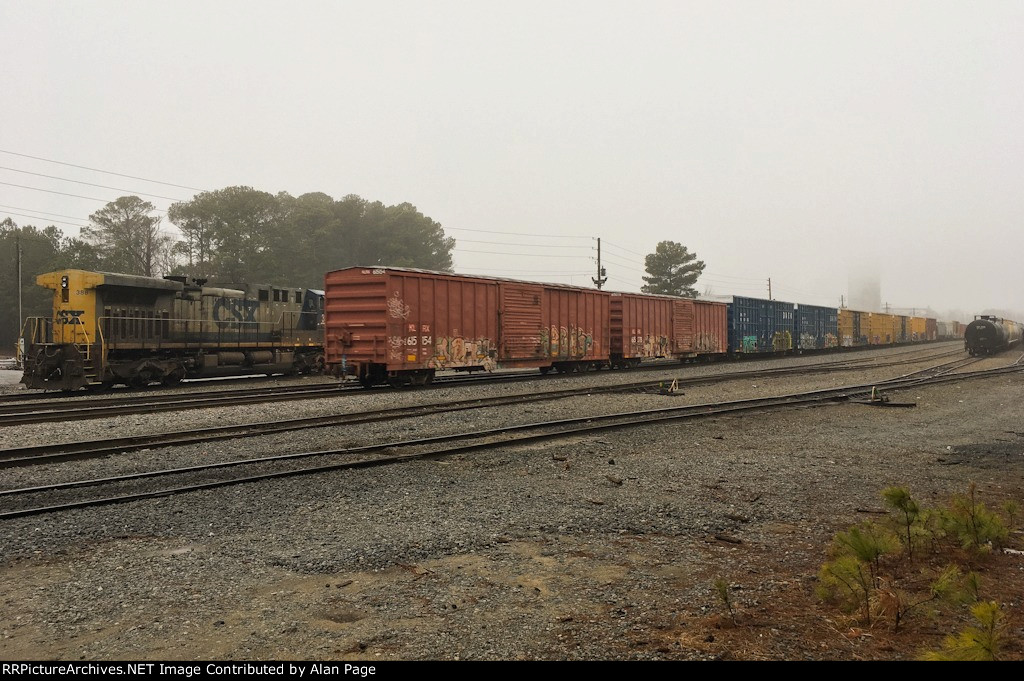 KLRX 615154 and 615078 at the tail end pass CSX 388